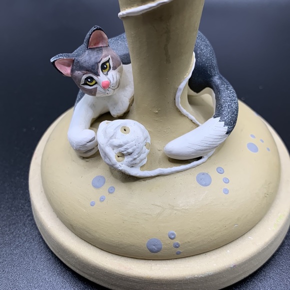 Brown Bag Cookie Stamp cat with yarn Approx 3.5” diameter stamp - Picture 3 of 8